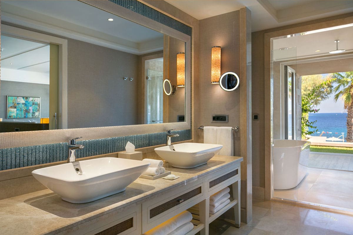 Caresse-Deluxe-Marine-Suite-Bathroom